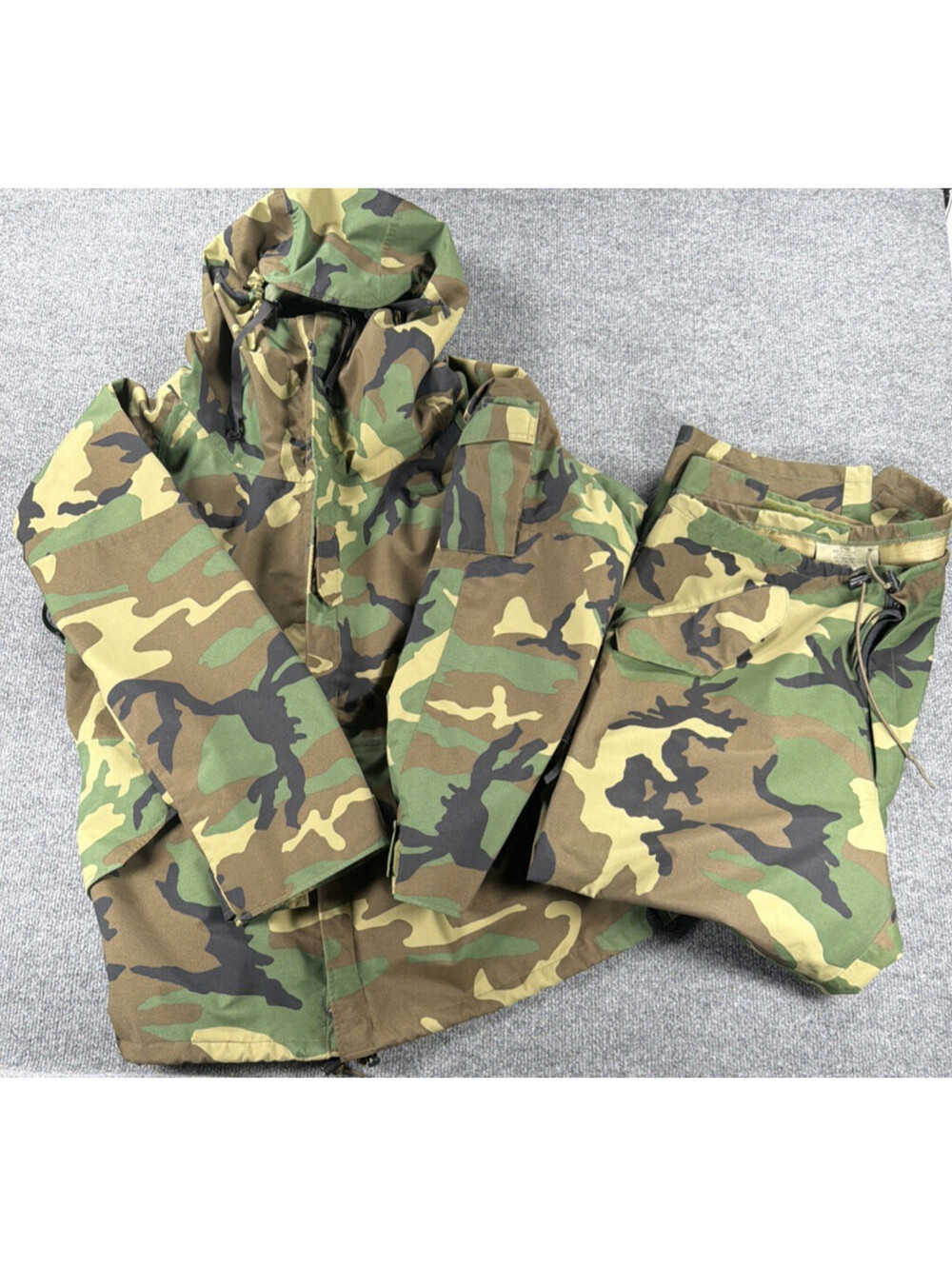 U.S. Military Generation 1 ECWCS Gore-Tex Parka W/ Trousers- Regular Large